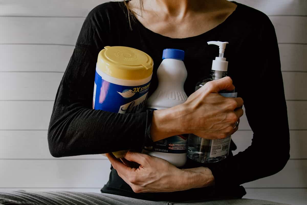 Femme avec produits industriels menagers