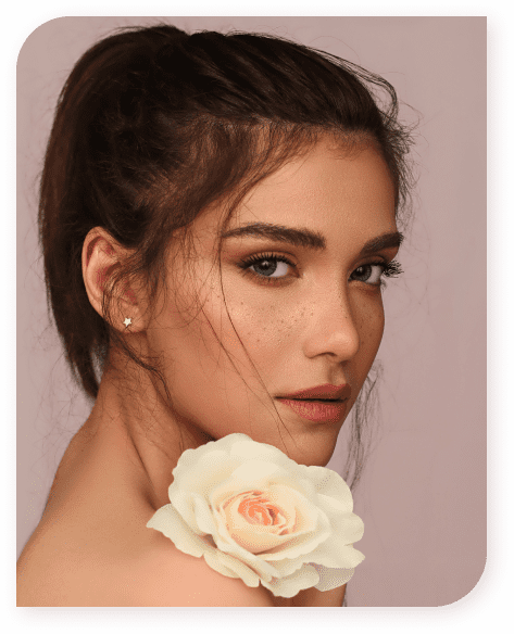 Belleza femenina con una flor